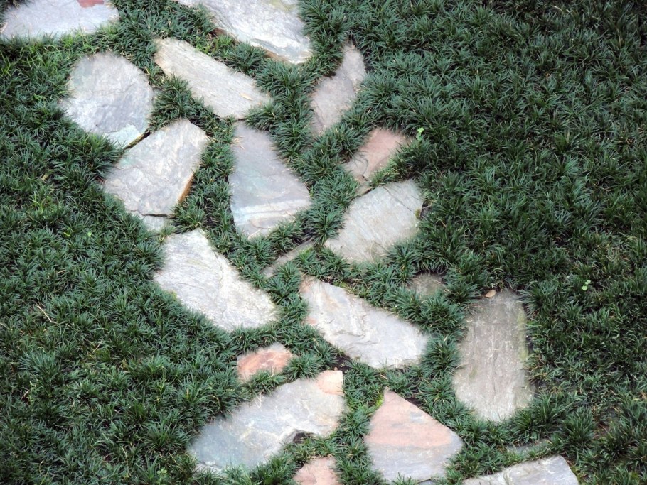Дорожка из камня вид сверху