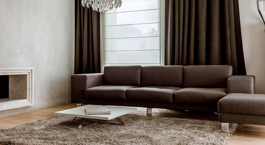 Шоколадный диван в интерьере