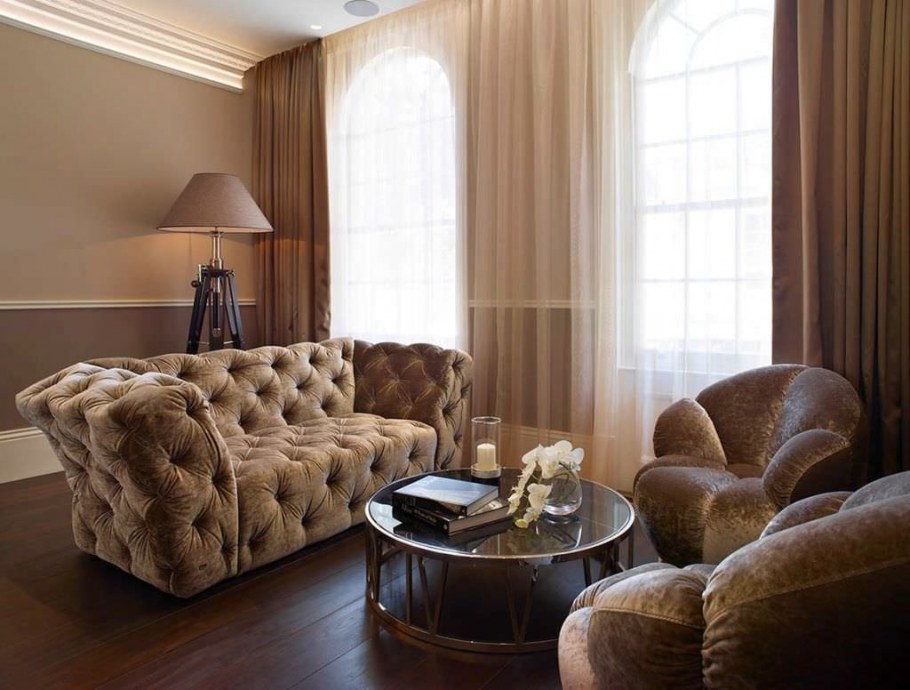 Коричневый диван в интерьере