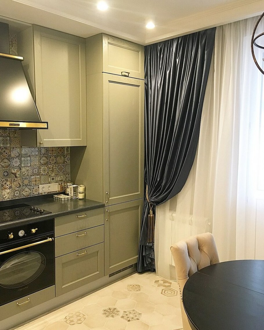 Прямоугольная кухня с балконом