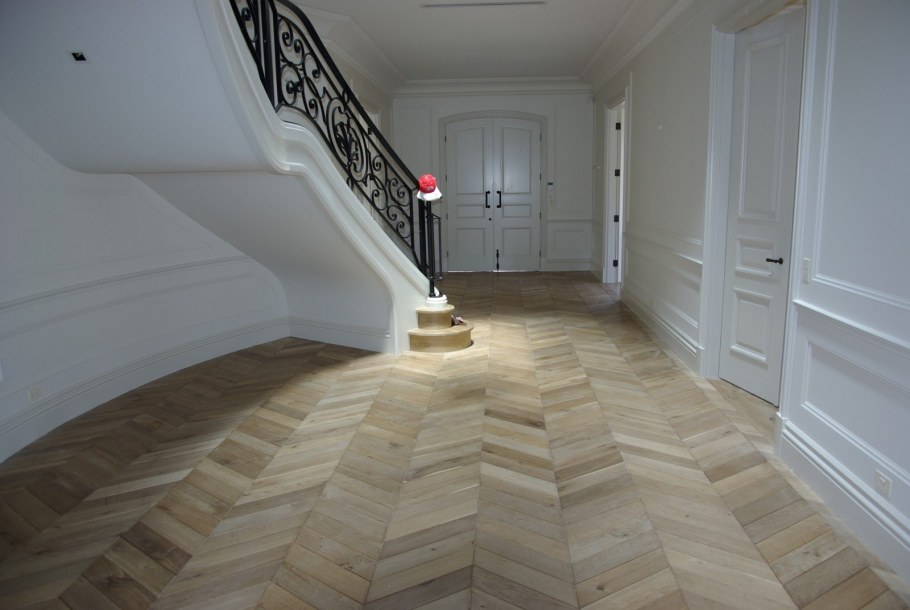 Ламинат елочкой в коридоре