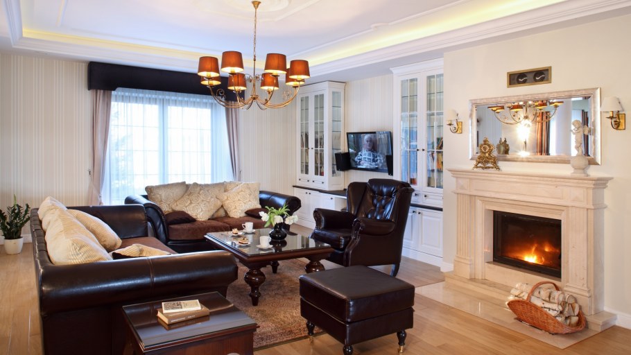 Небольшая гостиная с камином