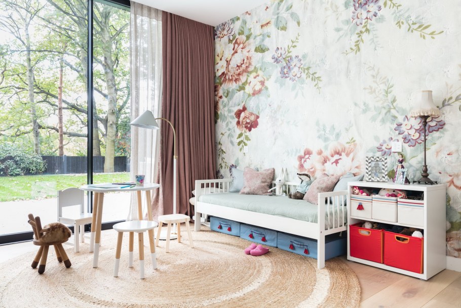 Обои в мелкий цветочек в интерьере детской