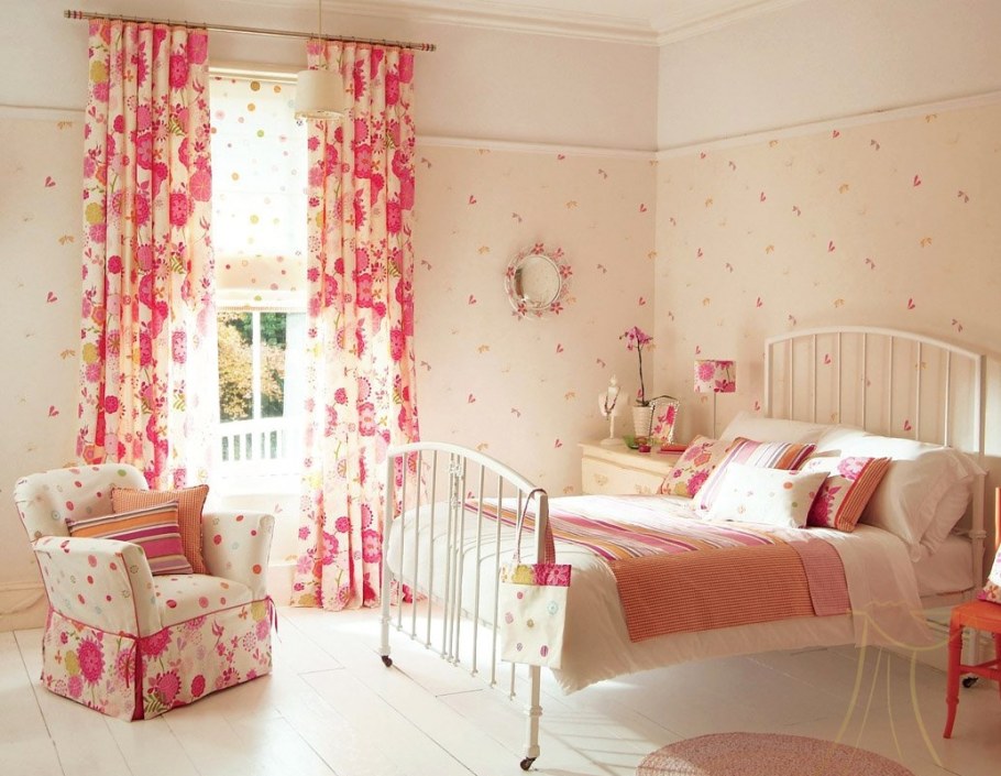 Цветочные обои в спальне у девочек