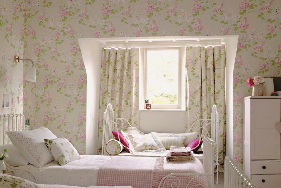 Цветочные обои в спальне у девочек