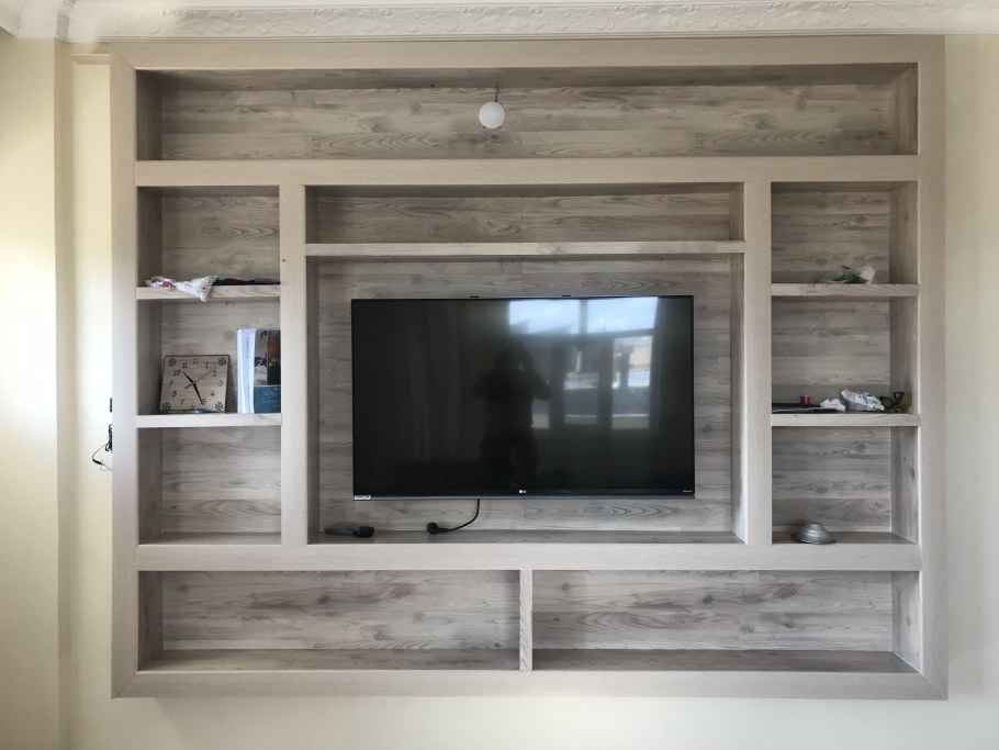 Гостиная с полками из гипсокартона