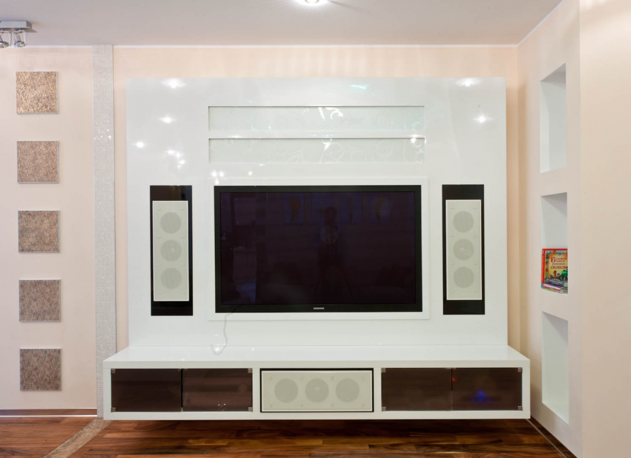 Ниша под телевизор из дерева