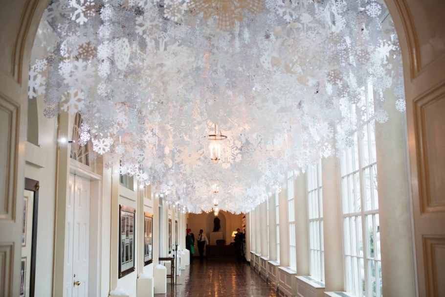 Новогоднее украшения потолка