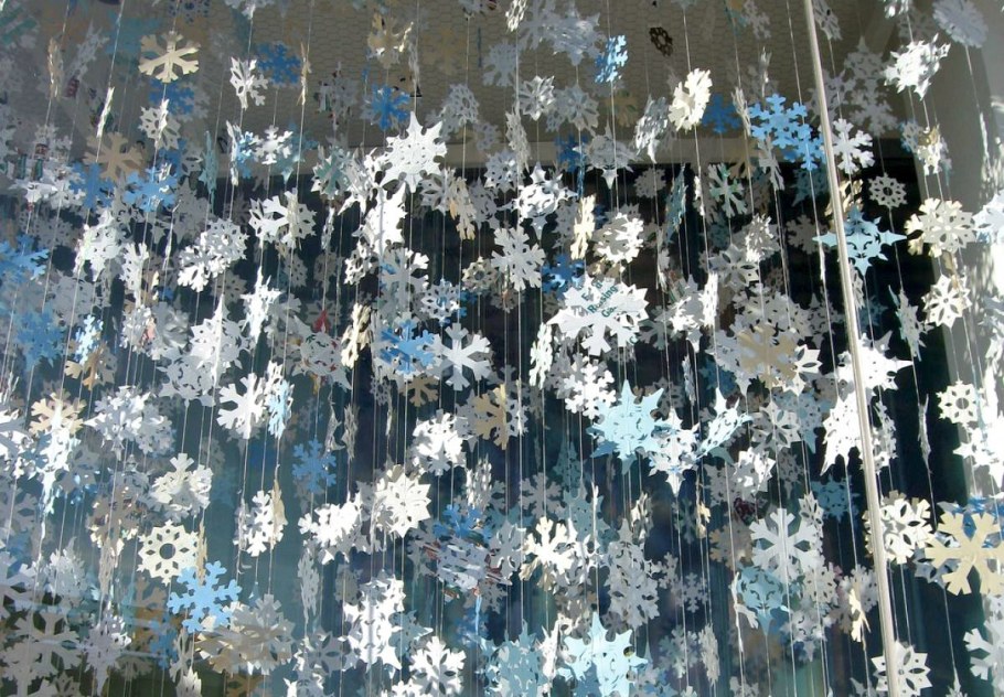 Занавес из объемных снежинок