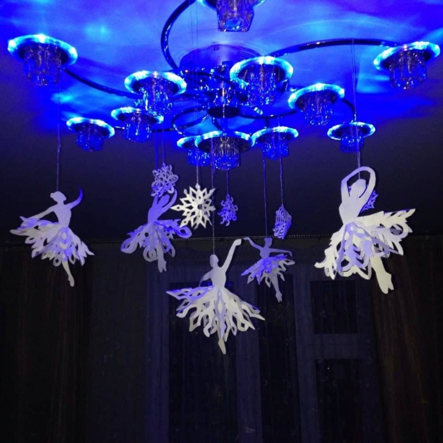 Украшение люстры снежинками