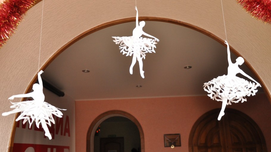 Вырезные новогодние украшения для потолка