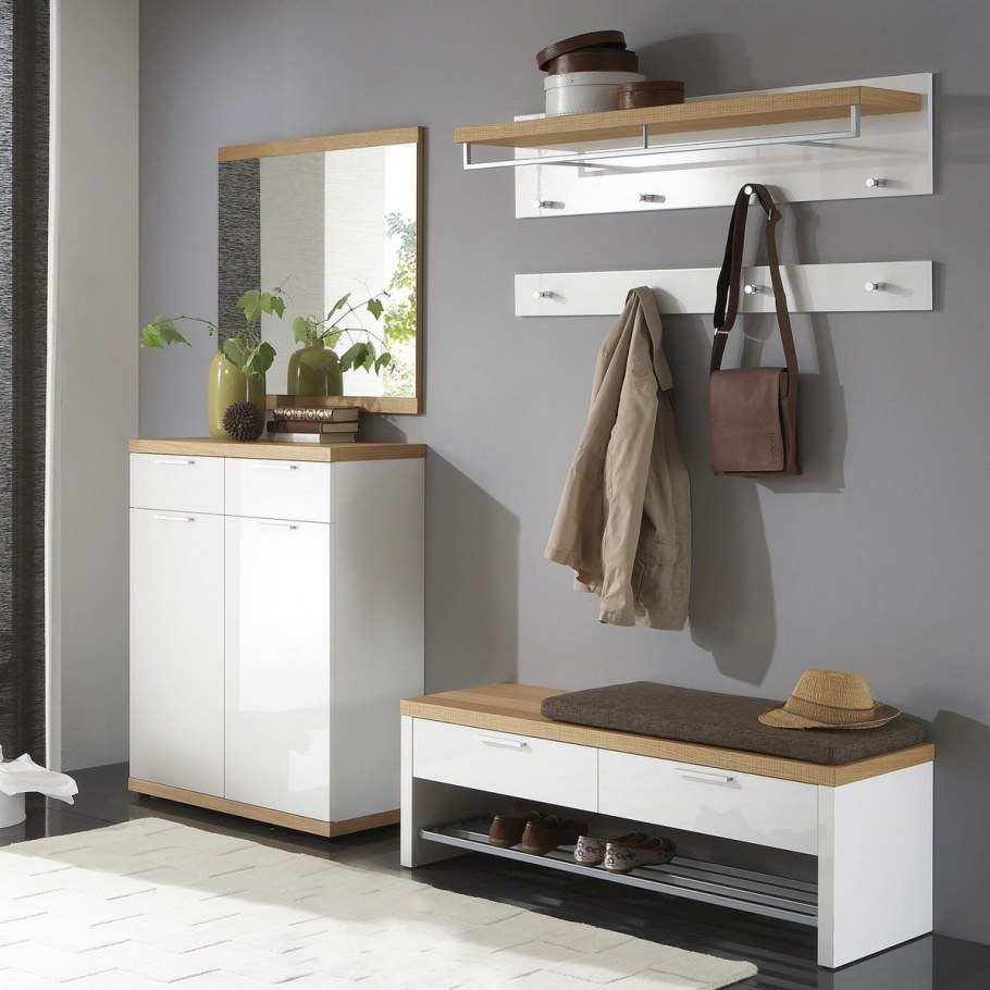 Открытые шкафы в прихожую