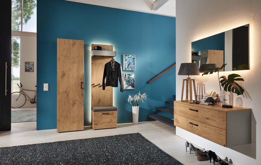 Открытая прихожая с обувницей и вешалкой