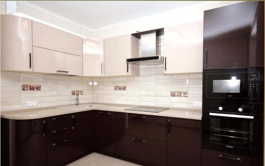 Коричневая глянцевая кухня