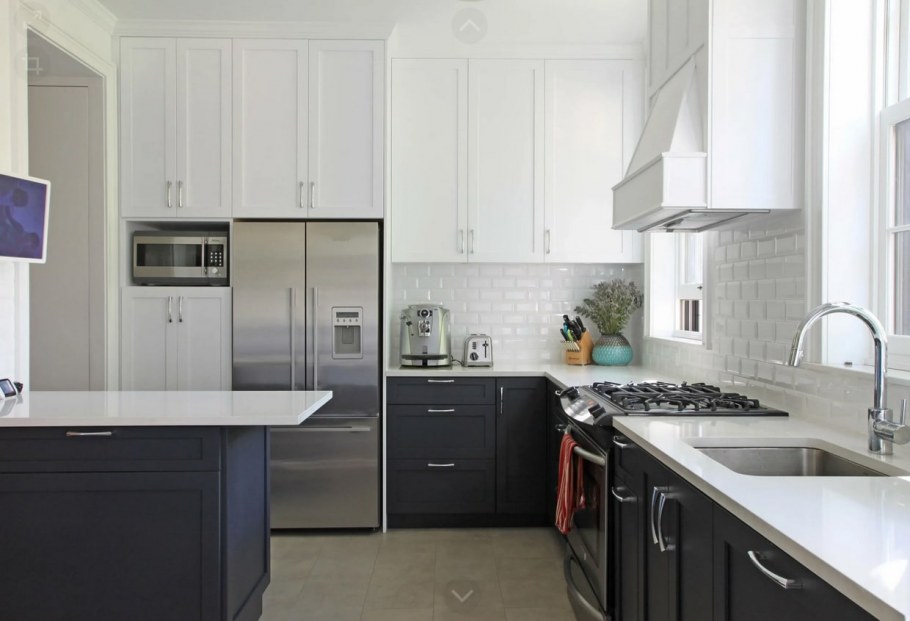 Кухня в бежевых тонах с тёмным низом