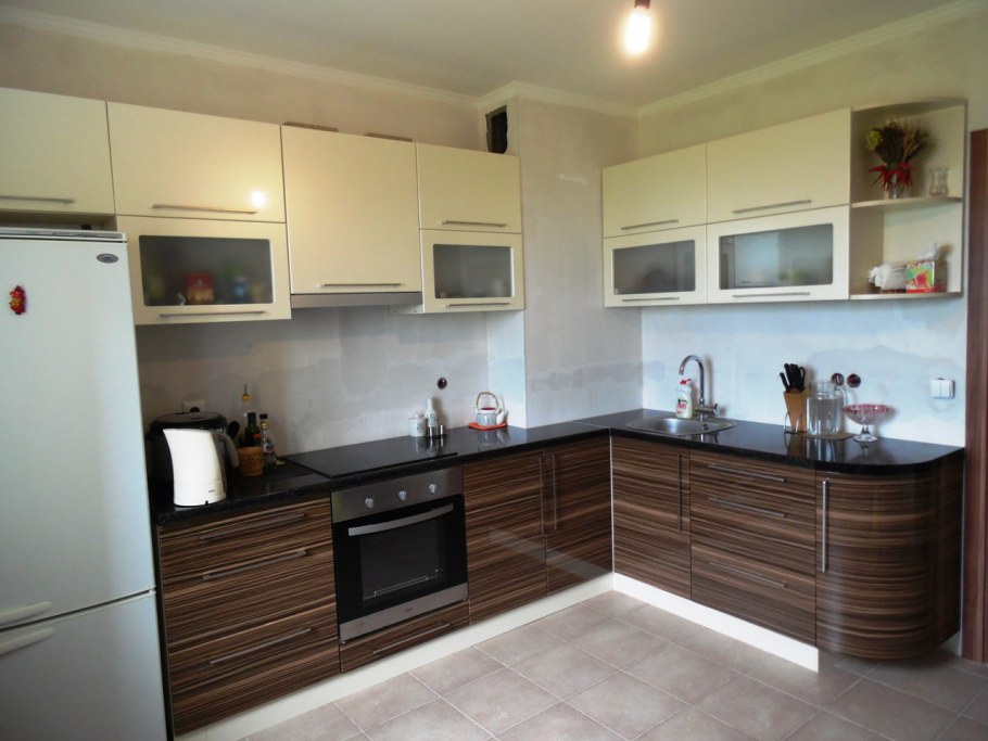 Кухонный гарнитур белый верх коричневый низ