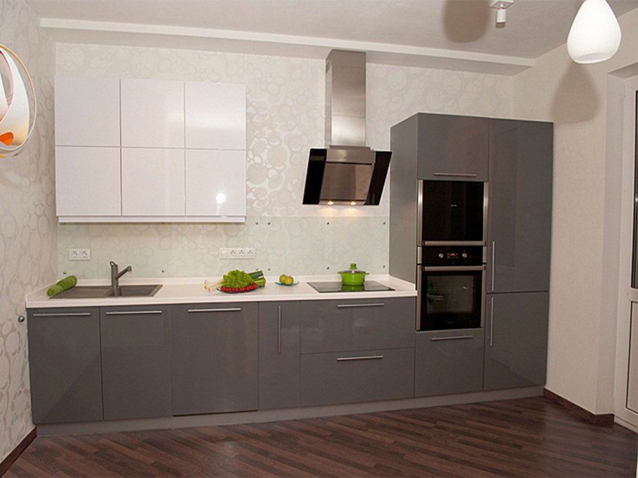 Черно белая кухня с деревянной столешницей