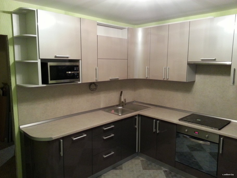 Кухня с комбинированными фасадами