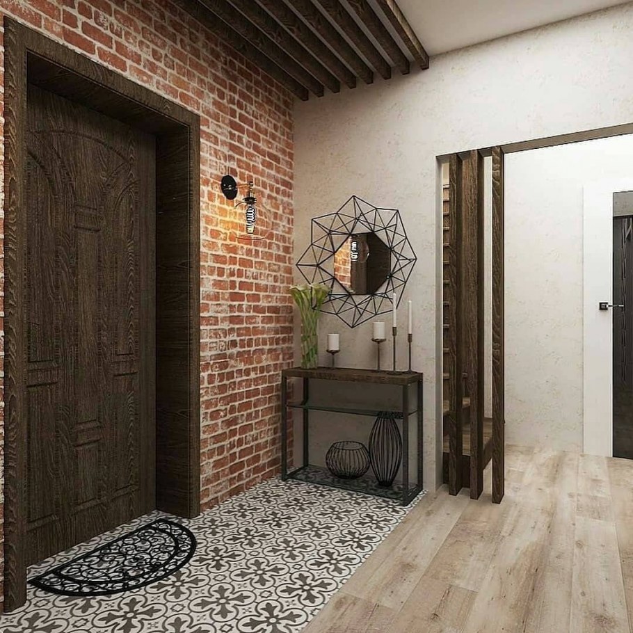 Кирпичная стена в коридоре