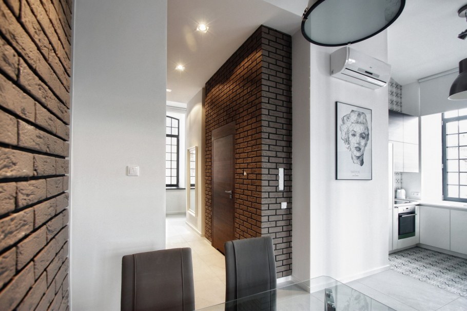 Кирпичная стена в прихожей зеленым