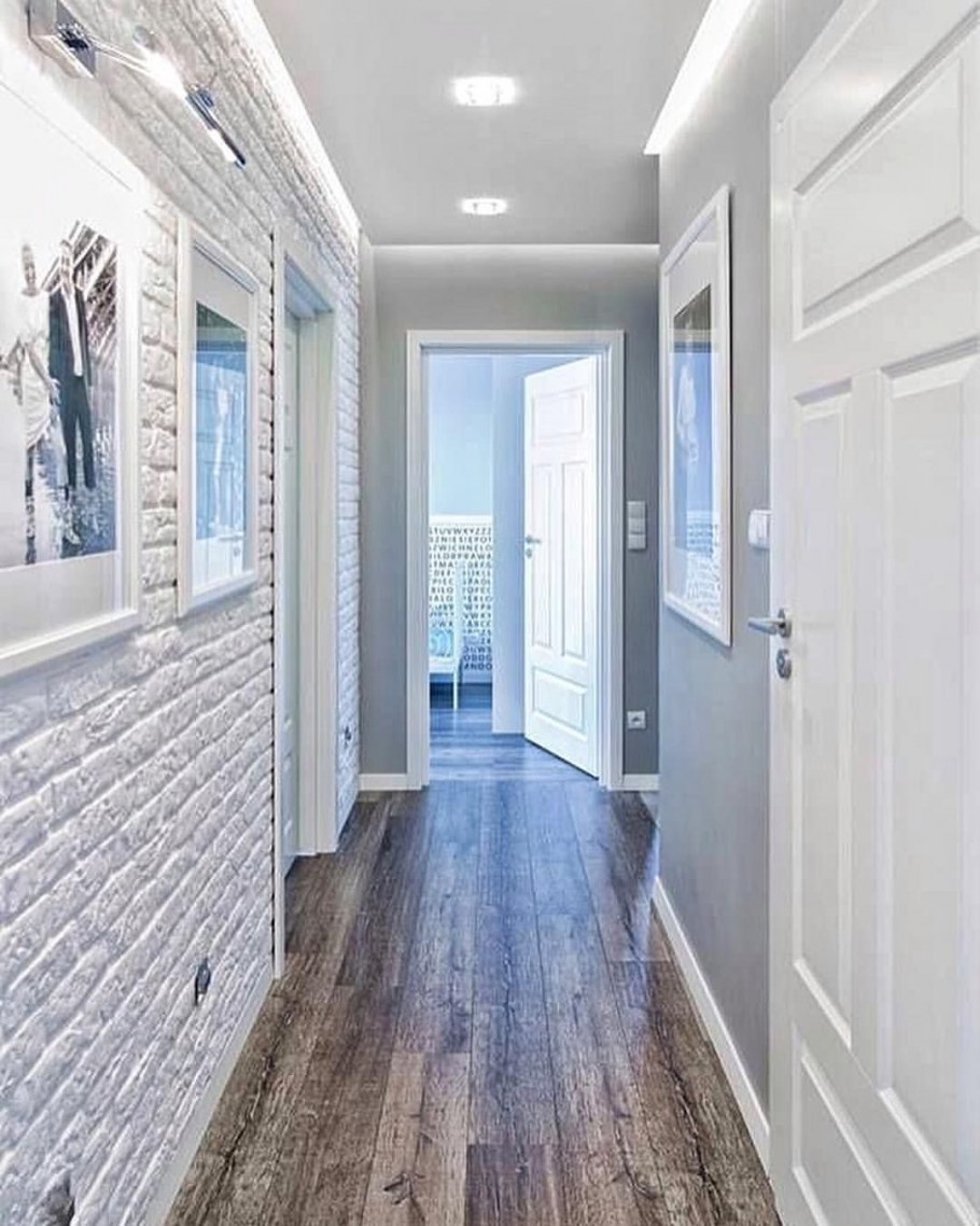 Кирпич в интерьере прихожей