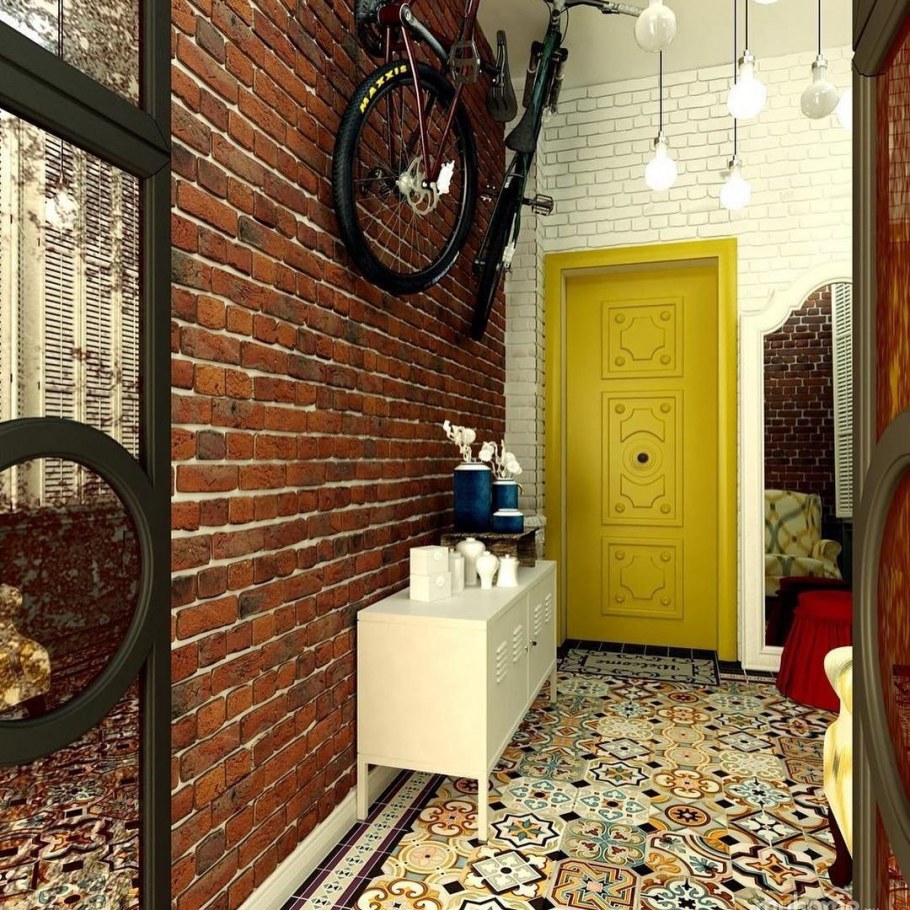 Кирпичная стена в прихожей