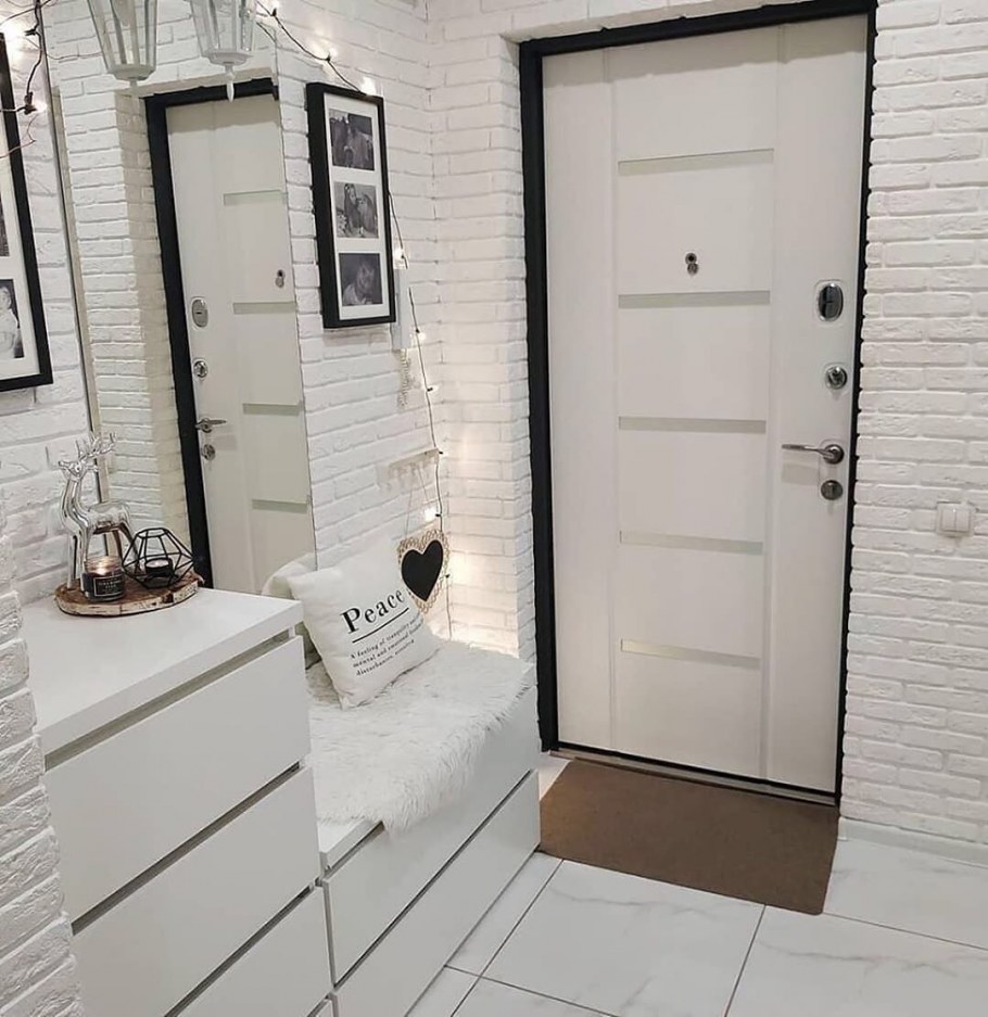 Жёлтые стены в коридоре с белым кирпичом