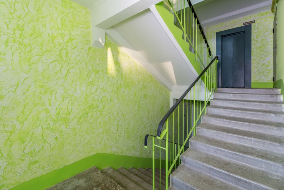 Окраска стен в подъезде
