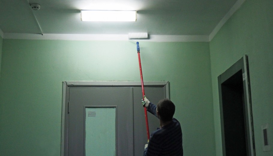 В подъезде малярка