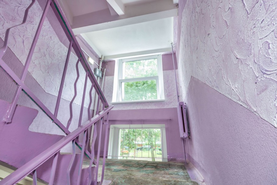 Окраска стен в подъезде