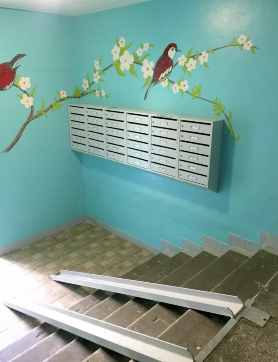 Бирюзовые стены в подъезде