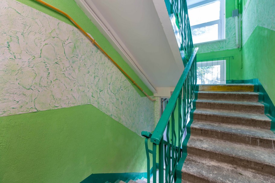 Подъезд серого цвета