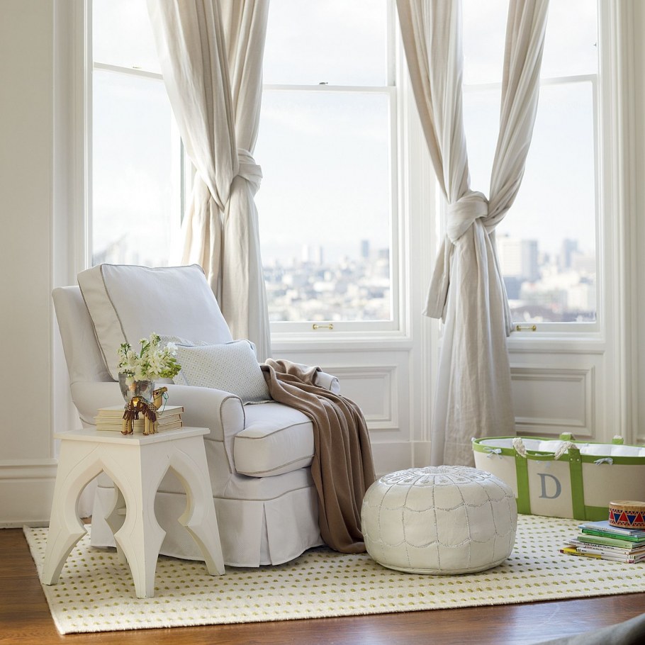 Белый пуф в интерьере