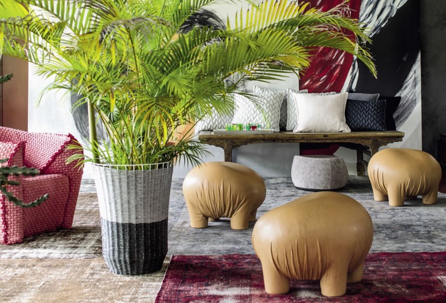 Яркий пуф в интерьере