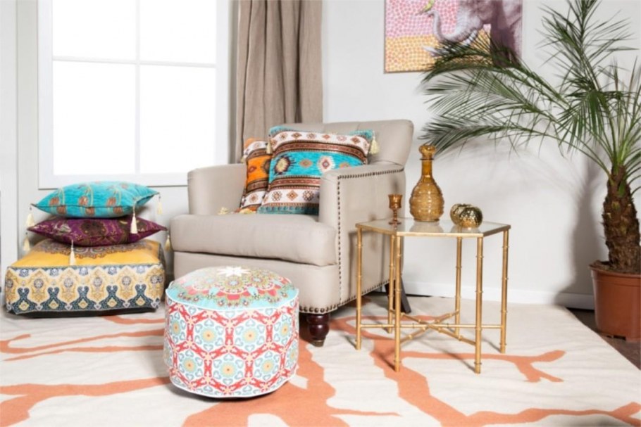 Пуф в интерьере гостиной