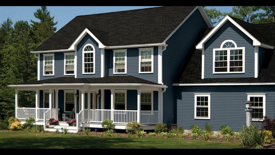 Синий дом с коричневой крышей