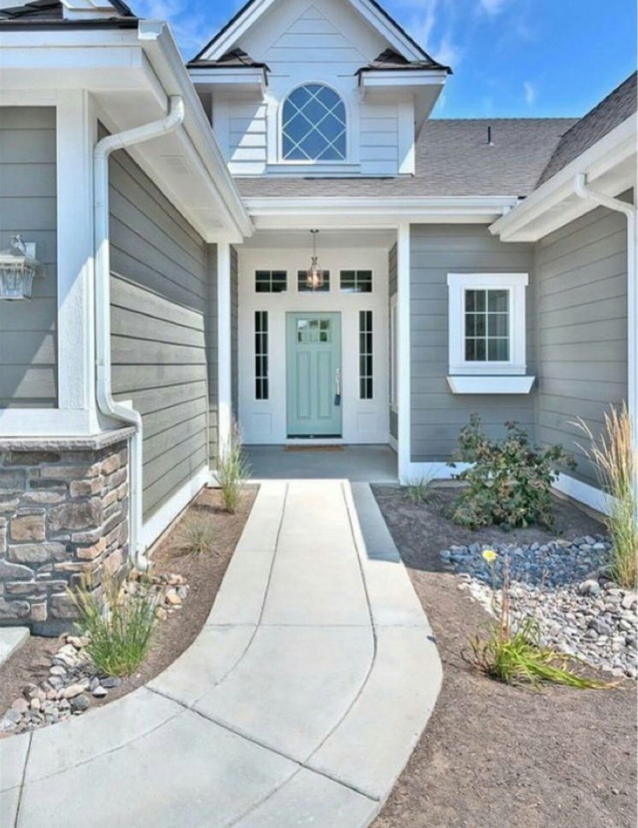 Фасад дома серого цвета