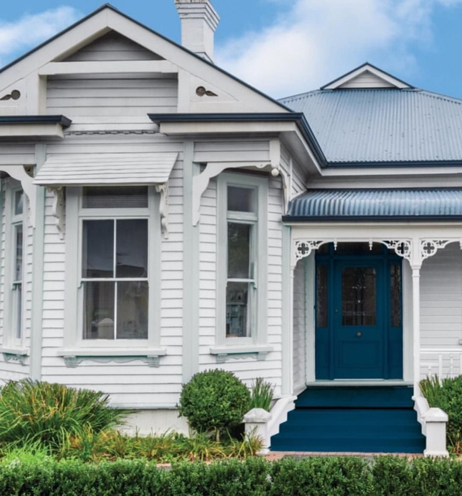 Голубой фасад дома