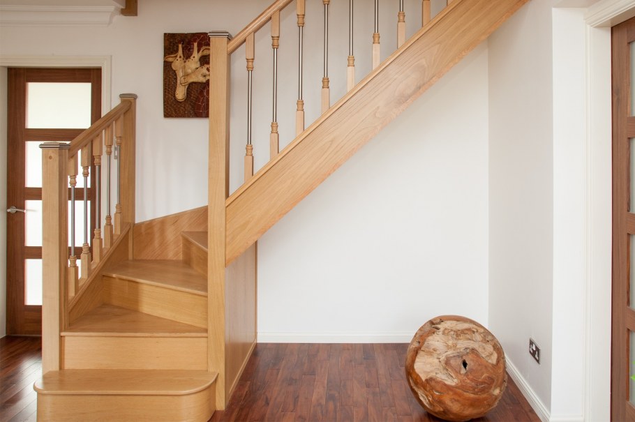 Двухмаршевая лестница на мансардный этаж