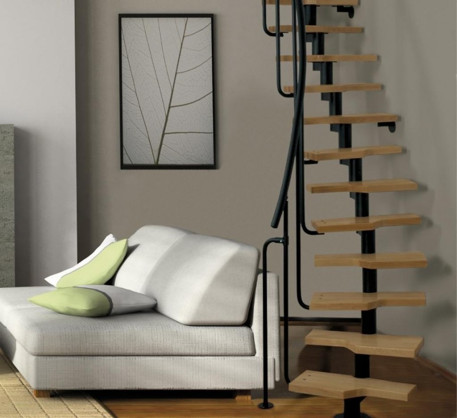 Винтовая лестница в прихожей