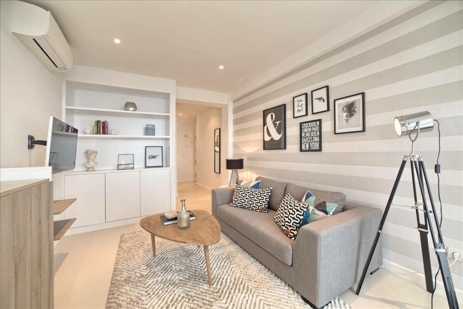 Обои в полоску в интерьере гостиной