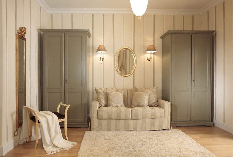 Шкаф в полоску в интерьере