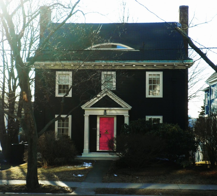 Дом с розовой крышей