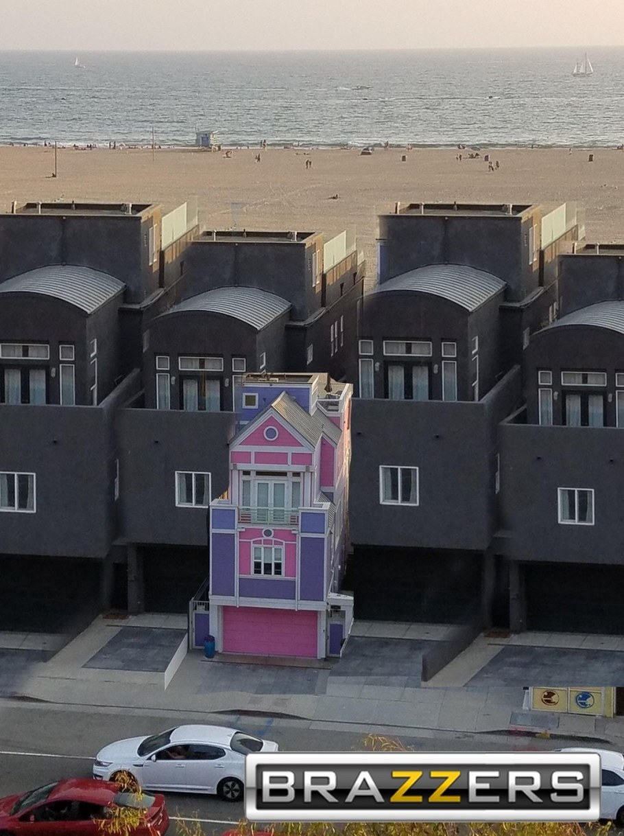 Черный дом и розовый дом