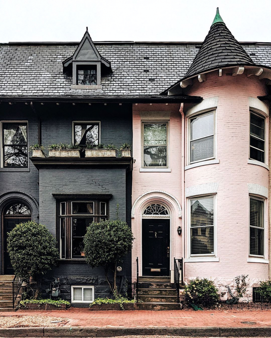 Фиолетовый фасад дома