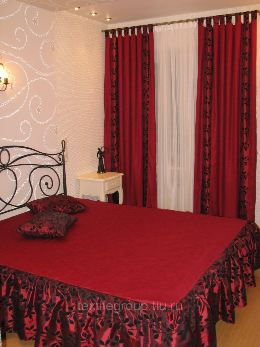 Шторы в спальню бордового цвета