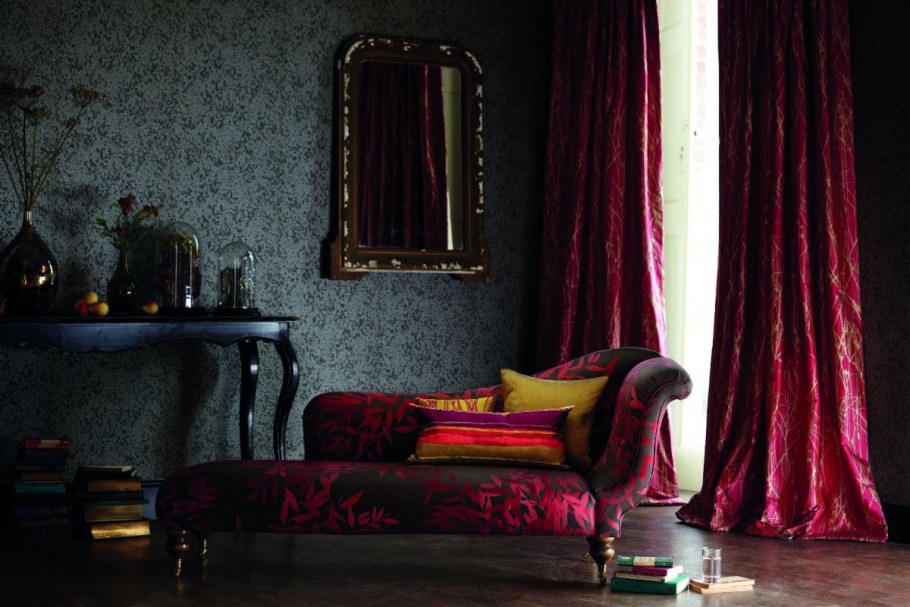 Красная портьера с кисточками