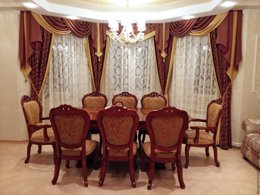 Красно желтая спальня