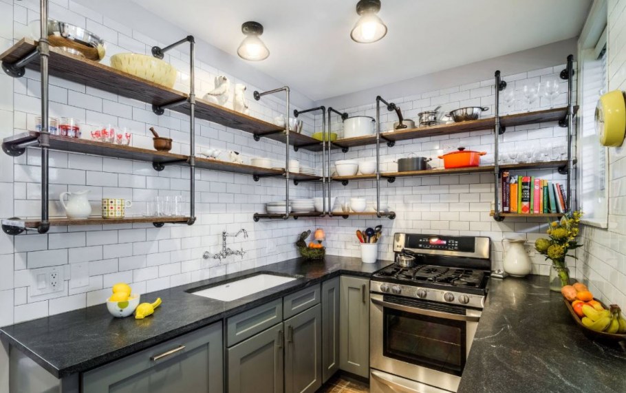 Кухня с металлическими полками