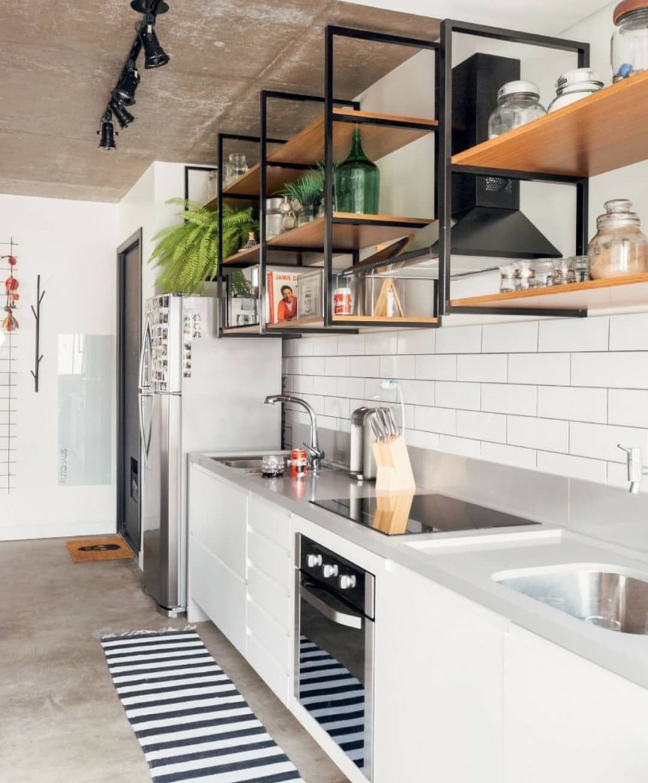 Кухня лофт с полками